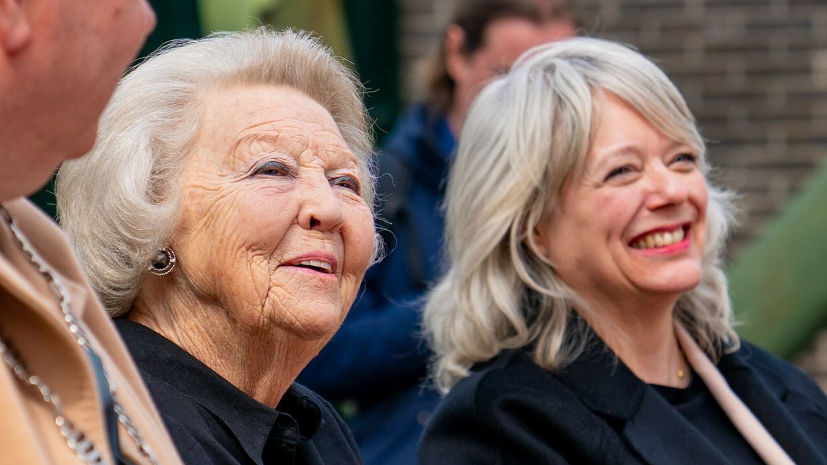 Prinses Beatrix kijkt haar ogen uit bij molen De Wachter in Zuidlaren