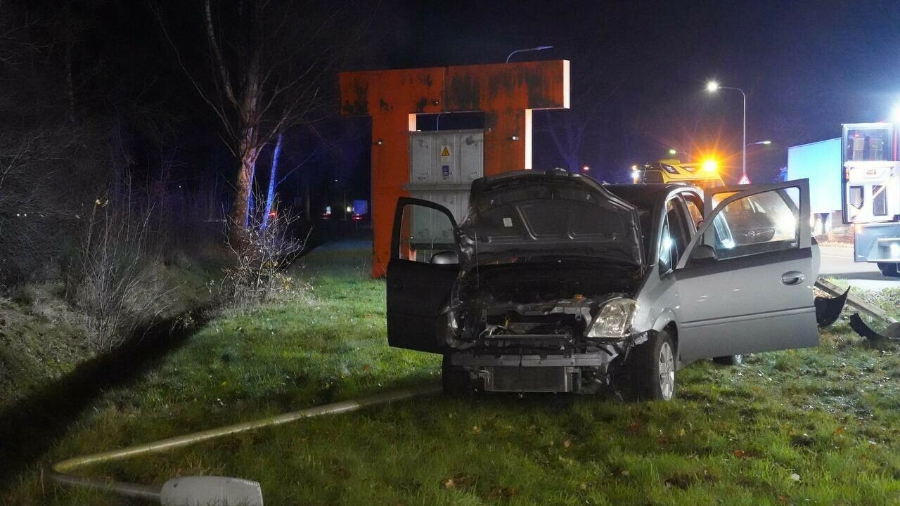 Gewonde nadat auto op verkeersbord botst