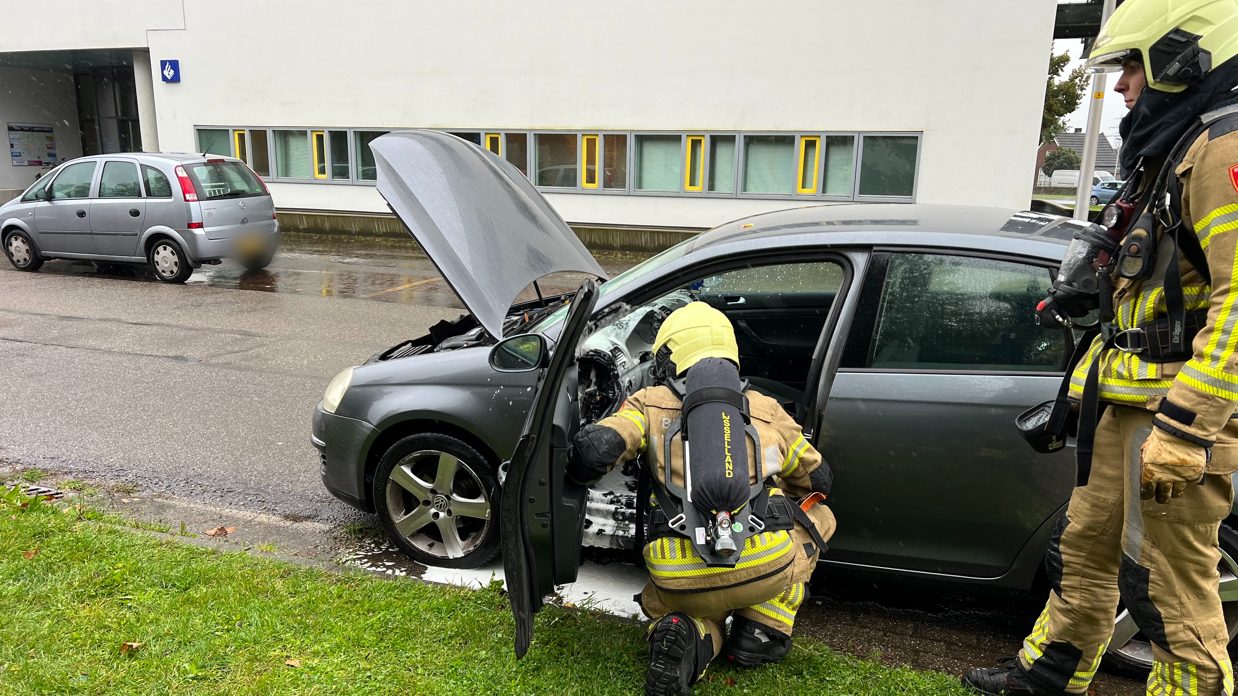 112 Nieuws: Brandende Auto Voor Politiebureau Deventer Geparkeerd - RTV ...