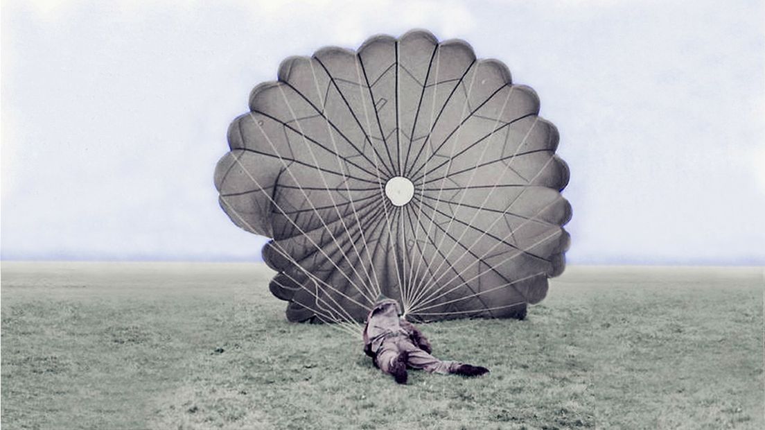Foto uit de tijd dat er door de Hoogeveensche paraclub nog met koepelparachutes werd gesprongen (Rechten: Gerrit Boxem)