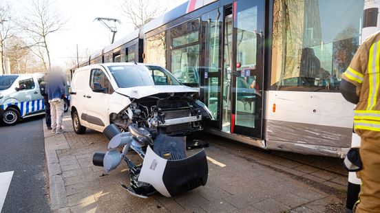Ravage na botsing bestelbus en tram, bestuurder raakt buiten bewustzijn. Ravage na botsing bestelbus en tram, bestuurder raakt buiten bewustzijn.