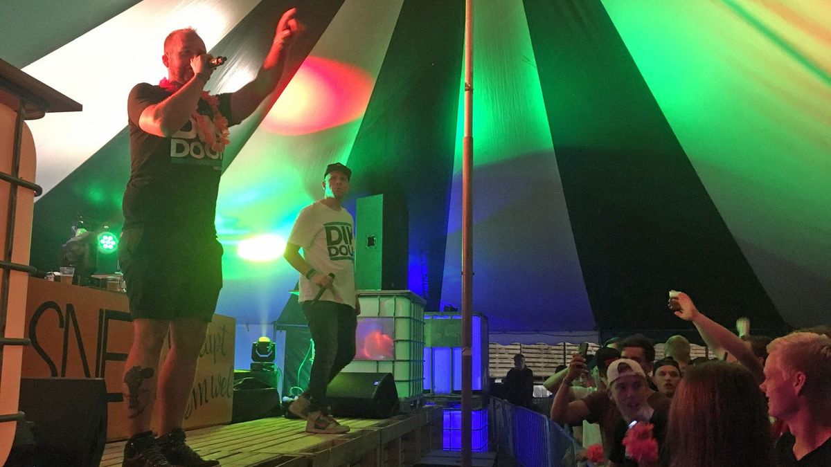 Rapper Wat Aans wordt bekogeld met steen tijdens optreden - RTV Noord