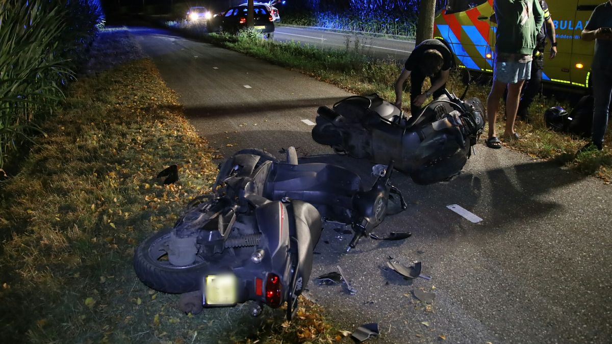 Scooters botsen frontaal op elkaar: beide bestuurders gewond