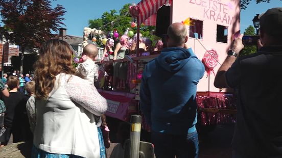 Optocht met praalwagens voor 300 jaar Dwingelermarkt