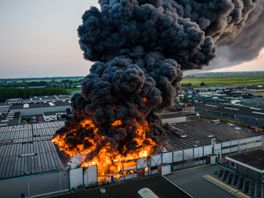 Video: explosie bij zeer grote brand in bedrijfshallen