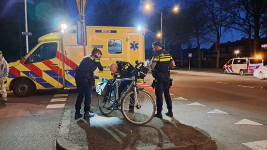 Fietsers gewond bij aanrijding in Ede: één naar ziekenhuis. Fietsers gewond bij aanrijding in Ede: één naar ziekenhuis.
