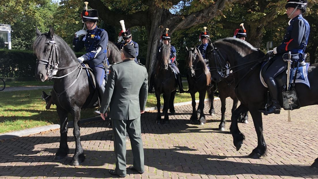 Bert Raangs instrueert de ruiters