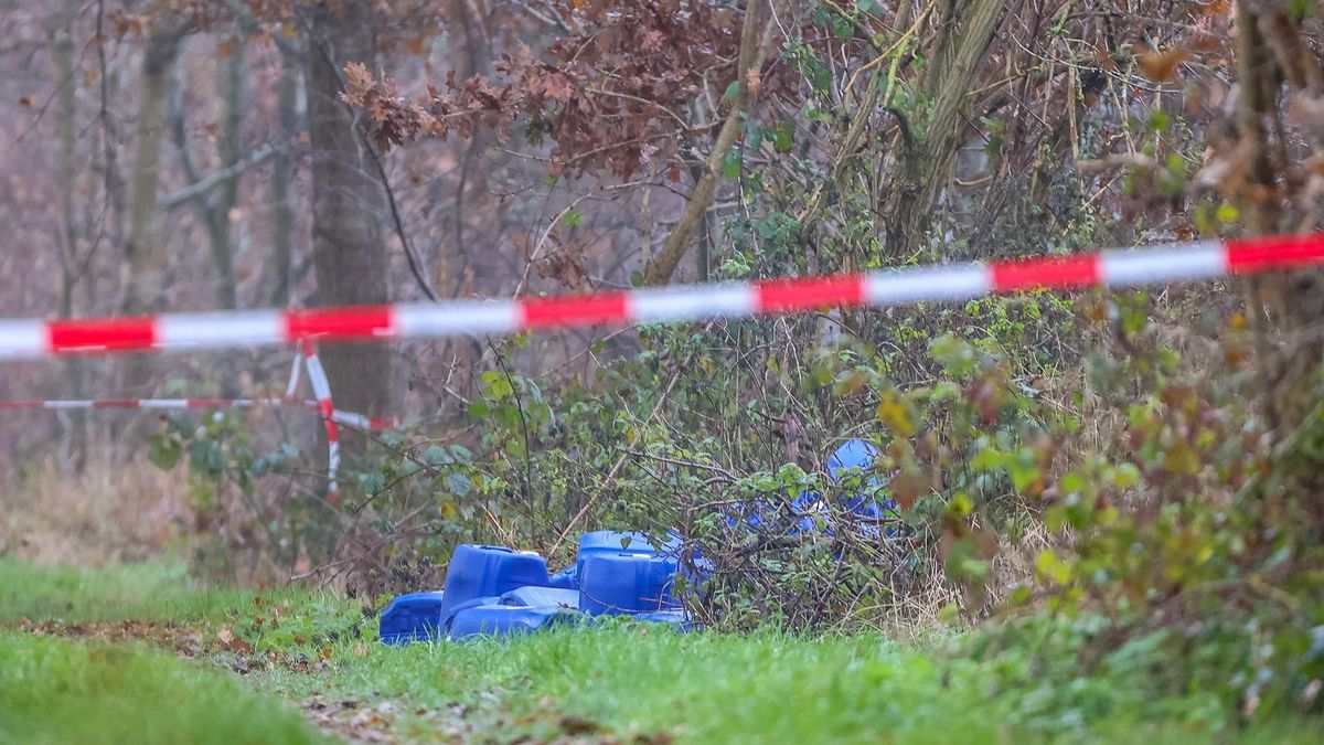 Tientallen blauwe vaten aangetroffen in berm bij Boelenslaan