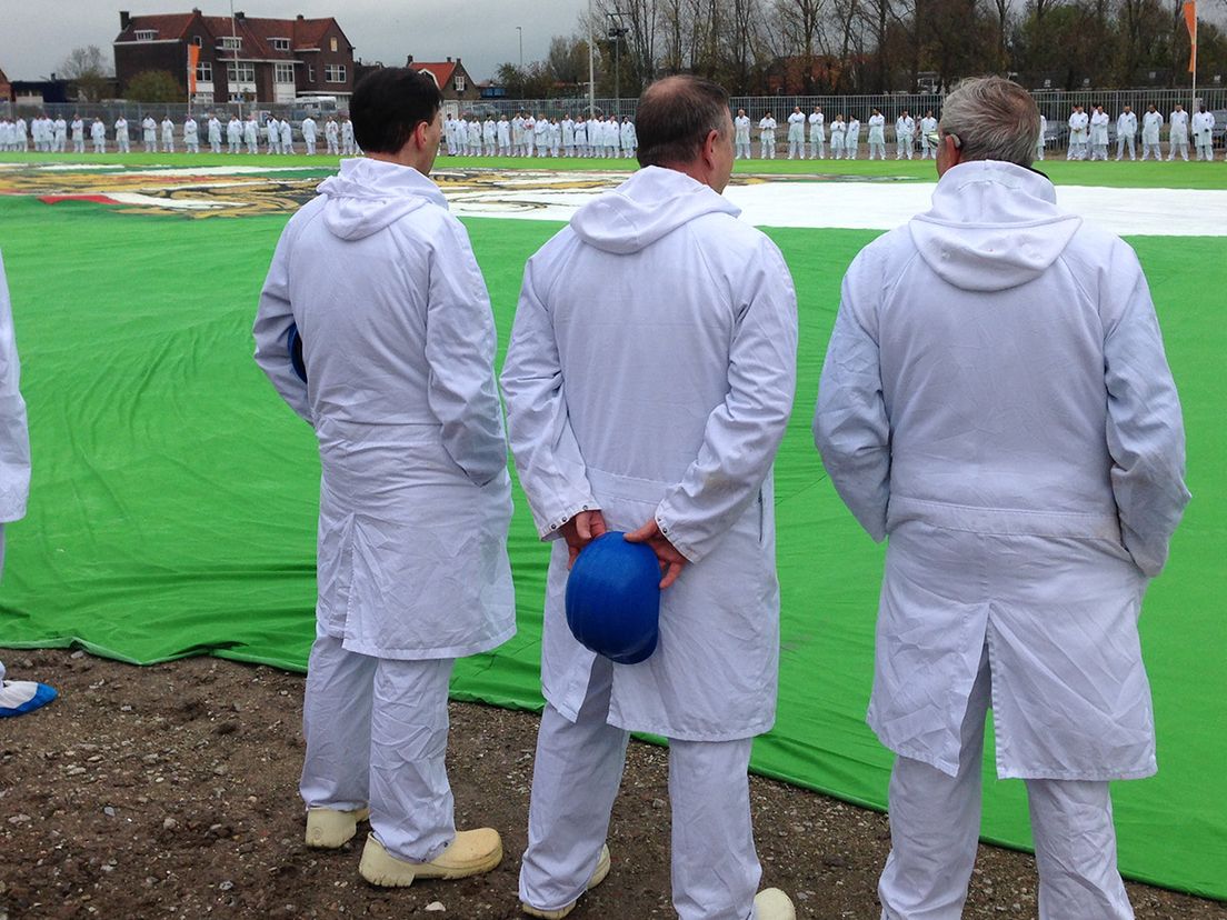 Vleesverwerkers op de foto met mega-spandoek Feyenoord