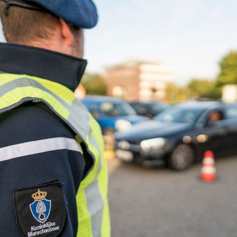 Albanees aangehouden na strooien van bij inbraak buitgemaakte ...