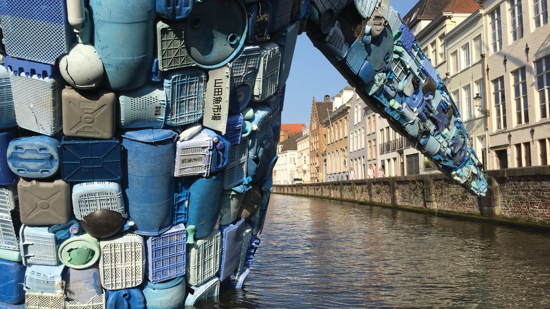 Het plastic waarmee deze walvis is gebouwd, is 0,000003 procent van de 150.000.000 ton aan plastic dat in de oceanen drijft.