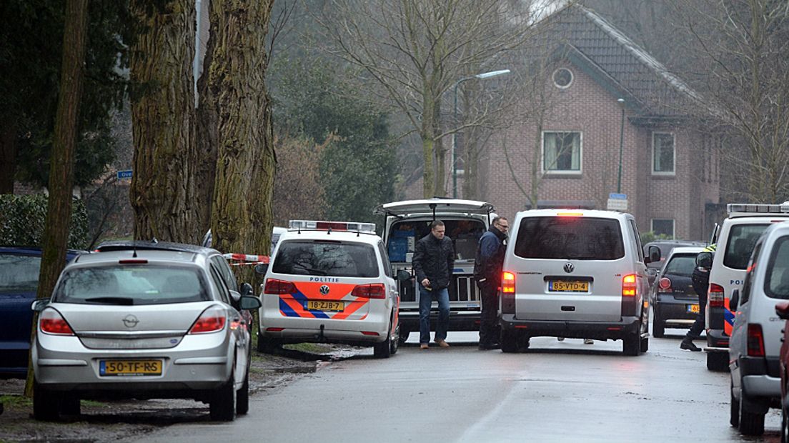 De politie heeft de Hoflaan in Bilthoven afgezet.