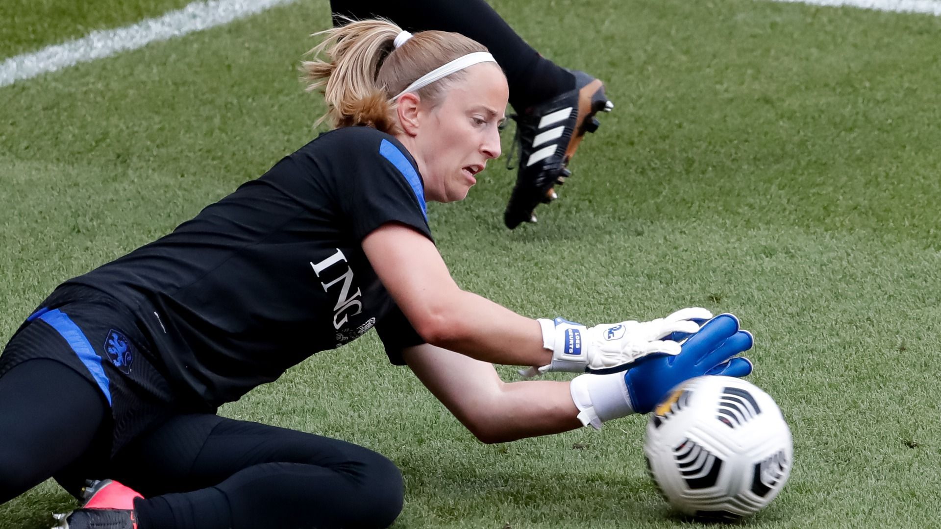 Fuotbalster Loes Geurts ferwachtet poppe, keepster net nei it EK