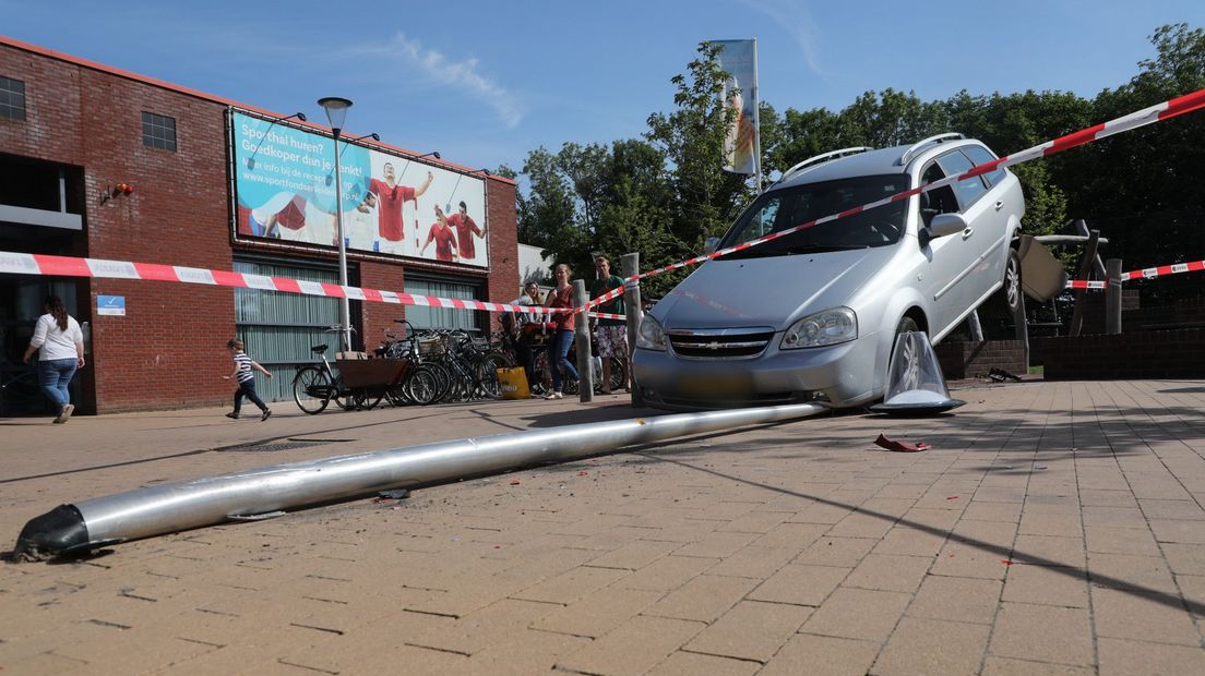 Ook een lantaarnpaal moest het ontgelden