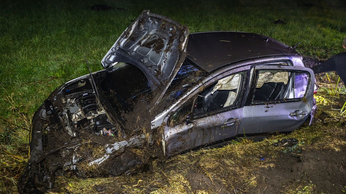 Auto belandt in een greppel bij Zandhuizen