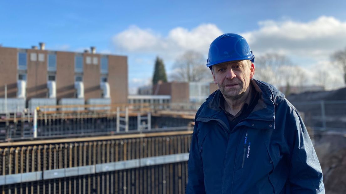 Simon Dost van de WMD op de bouwplaats (Rechten: Janet Oortwijn/RTV Drenthe)