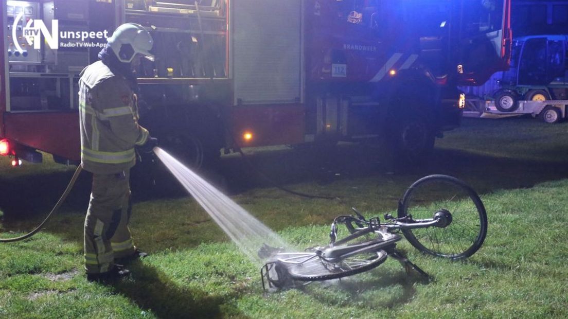 Brandweer blust de fiets.