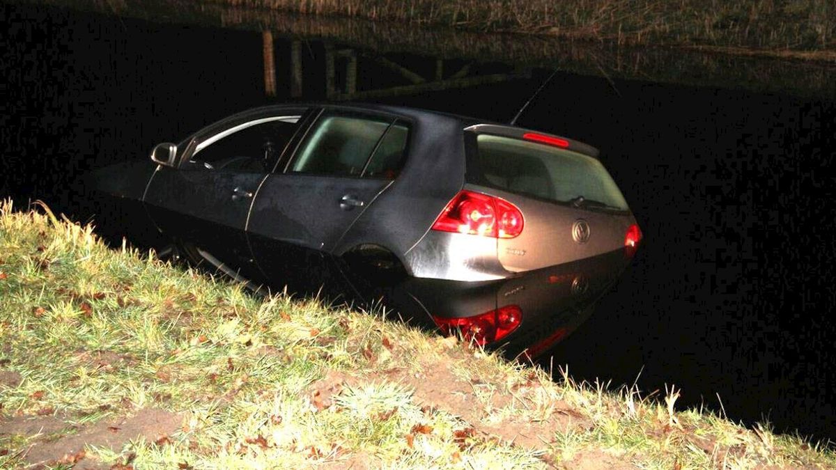 Auto te water in Westerhaar-Vriezenveensewijk, inzittenden ongedeerd