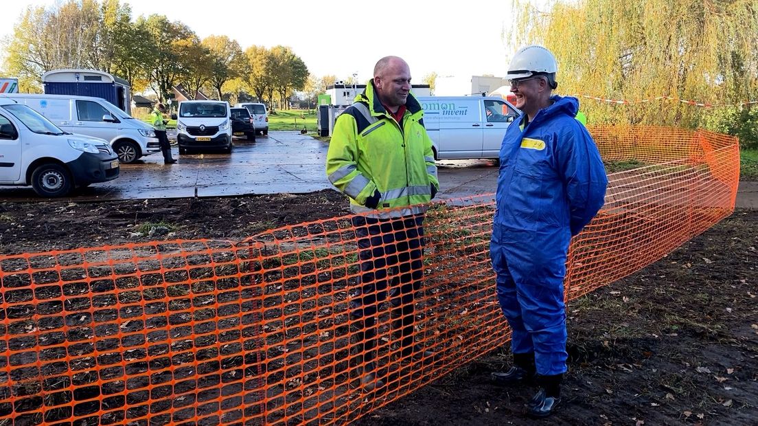 Milieudeskundige Erik van Vulpen en uitvoerder Kees Duijzer zijn hier de komende maanden elke dag bezig met de bodemsanering