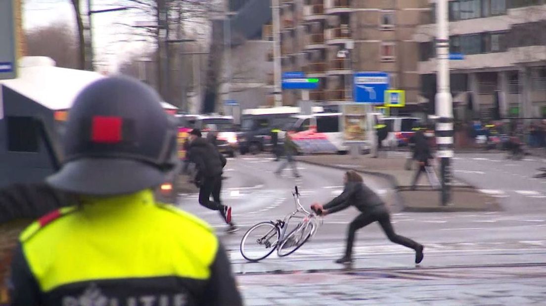 De Nunspeter gooide een fiets onder een waterkanon.