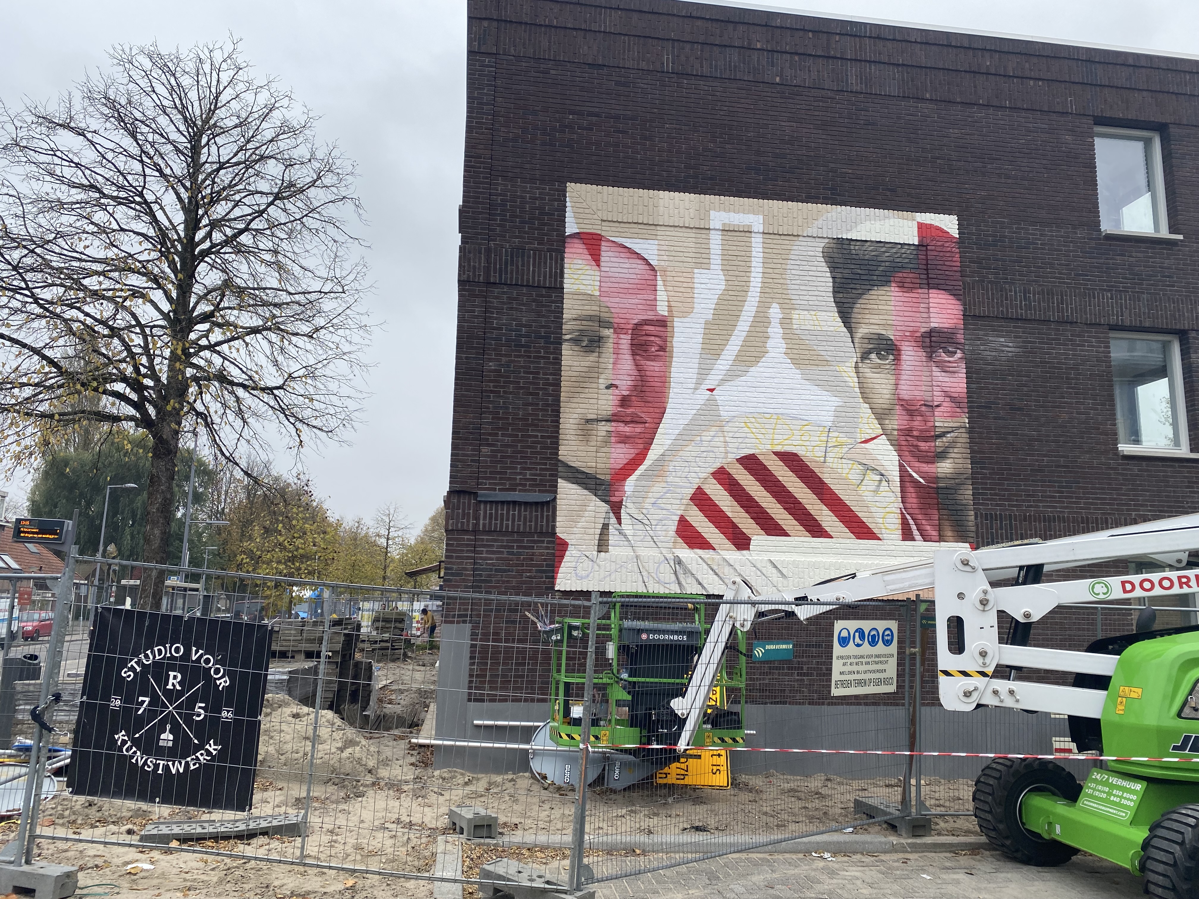 Muurschildering op Rotterdamse nieuwbouw houdt herinnering aan Feyenoord levend