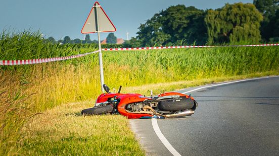 Motorrijder overleden na botsing met auto op kruispunt. Motorrijder overleden na botsing met auto op kruispunt.