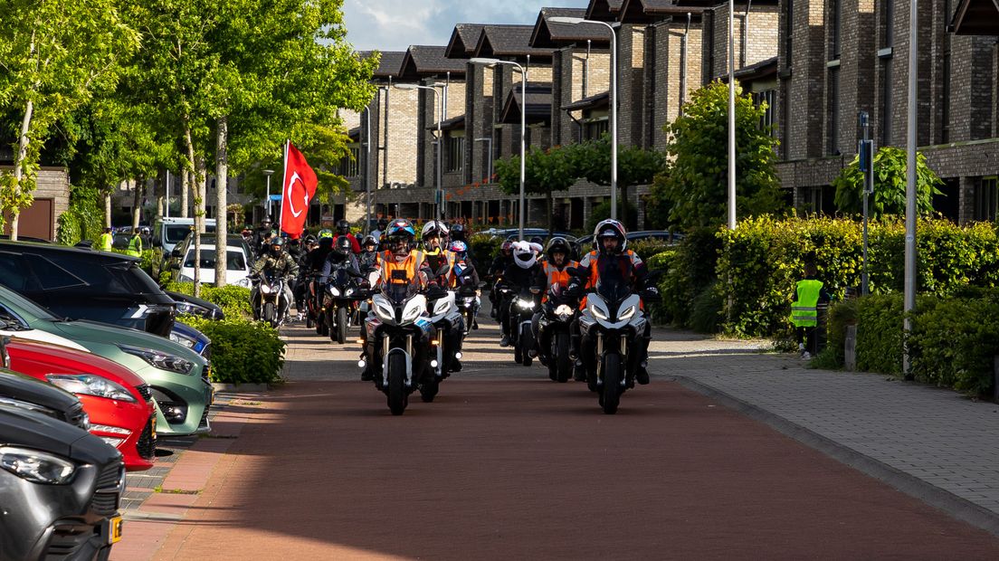 De groepstocht gaat dwars door een woonwijk