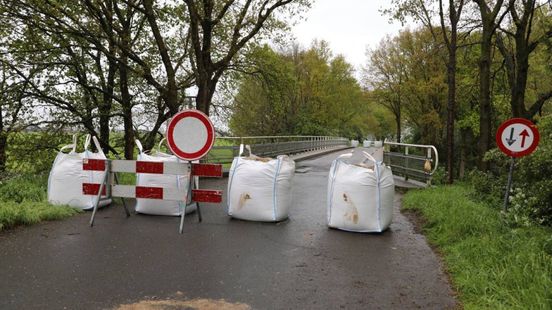 Viaduct staat op instorten, brug over A28 dicht