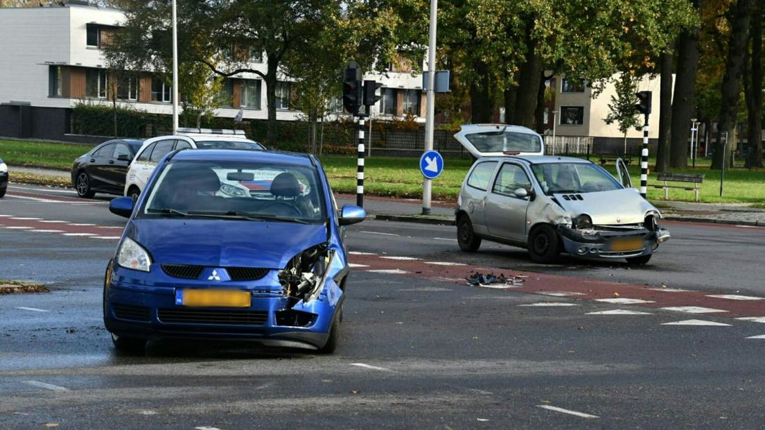 Een inzittende raakte gewond door dit ongeluk tussen twee wagens op de Wesselerbrinklaan in Enschede