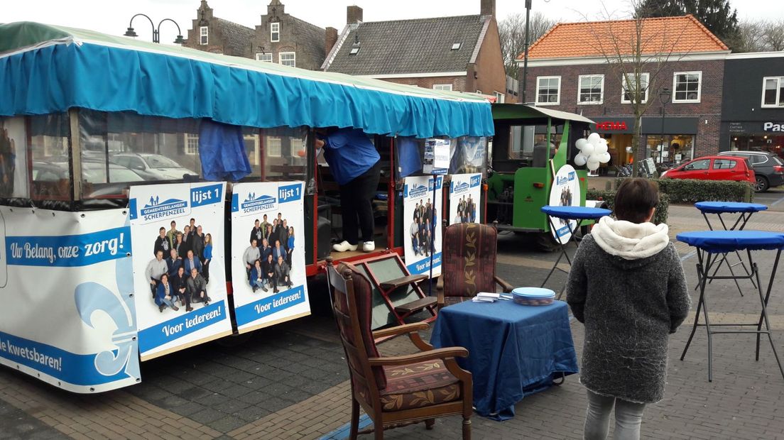 De verkiezingsbus van Omroep Gelderland en de lokale omroepen hield even stil vorige week, maar is weer en route. Maandag was Scherpenzeel aan de beurt. We stonden op Plein 1940, naast restaurant Prinsheerlijk. Politici kwamen langs om te spreken over Scherpenzeelse zaken.