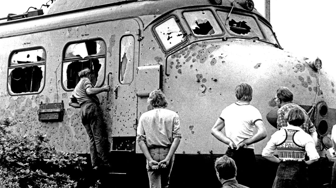 De trein bij De Punt na de bestorming in 1977 (Rechten: ANP)