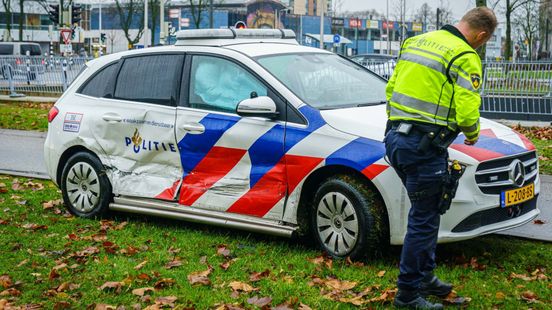 Politieauto zwaar beschadigd bij ongeluk in Kanaleneiland. Politieauto zwaar beschadigd bij ongeluk in Kanaleneiland.