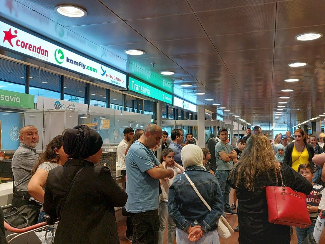 Ingestuurde foto van wachtende passagiers op Rotterdam The Hague Airport