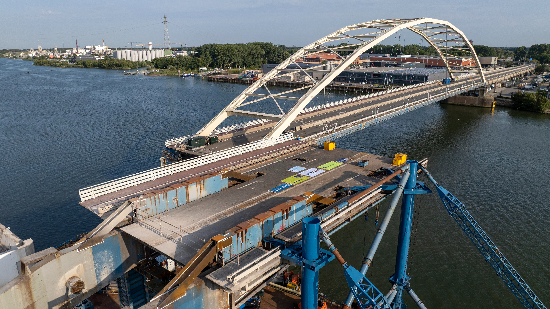De oude brugklep van de Papendrechtse brug wordt verwijderd