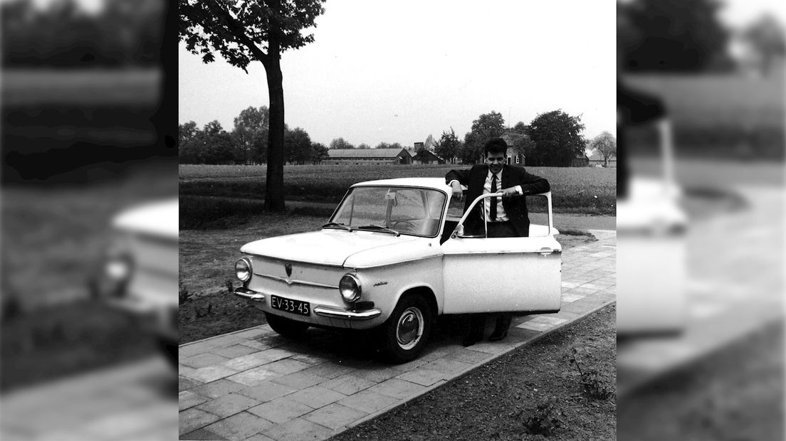 Herman Schoneveld (73) vol trots poserend bij zijn in 1968 gekochte NSU