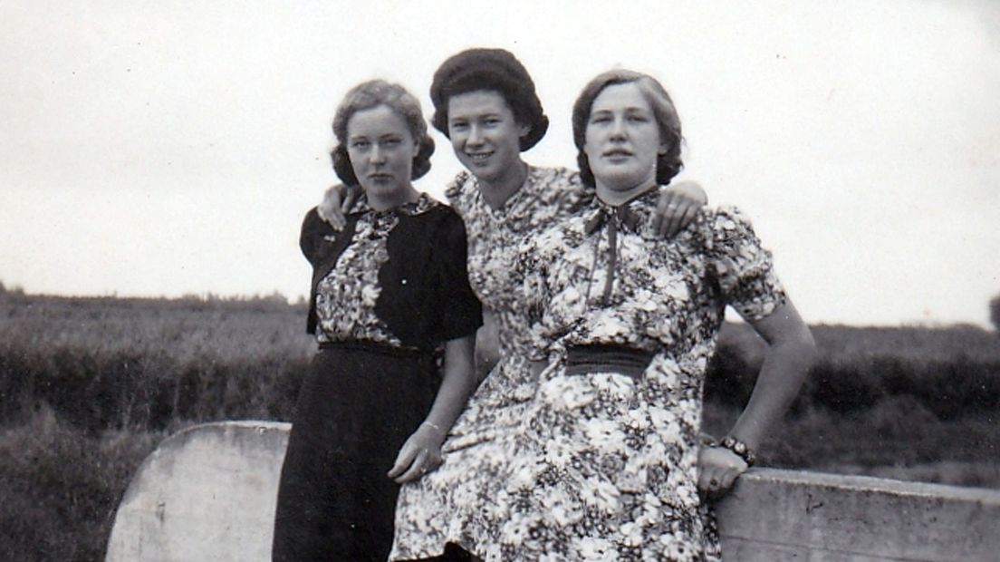 Drie jonge vrouwen uit Vreeswijk bij de Beatrixsluis.