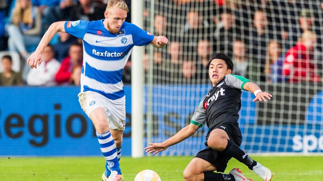 Ritsu Doan (rechts) in duel met Stef Nijland van De Graafschap