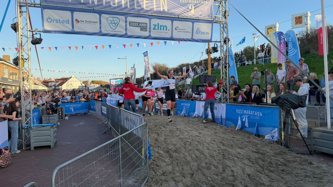 Noor Dekker finisht als eerste bij de 10 kilometer van de Ladiesrun