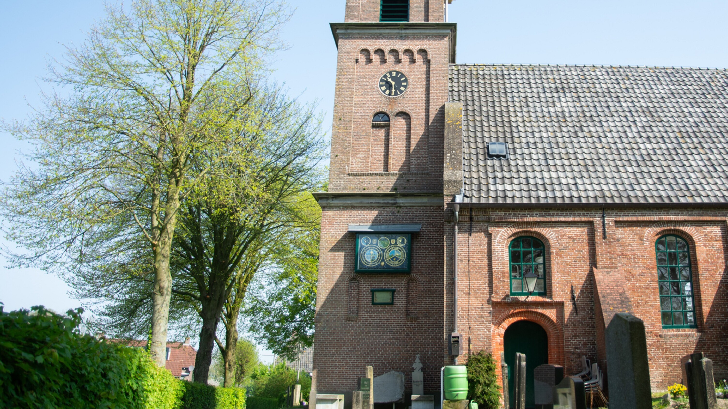 Het astronomisch uurwerk pronkt nog altijd op de toren in Wier