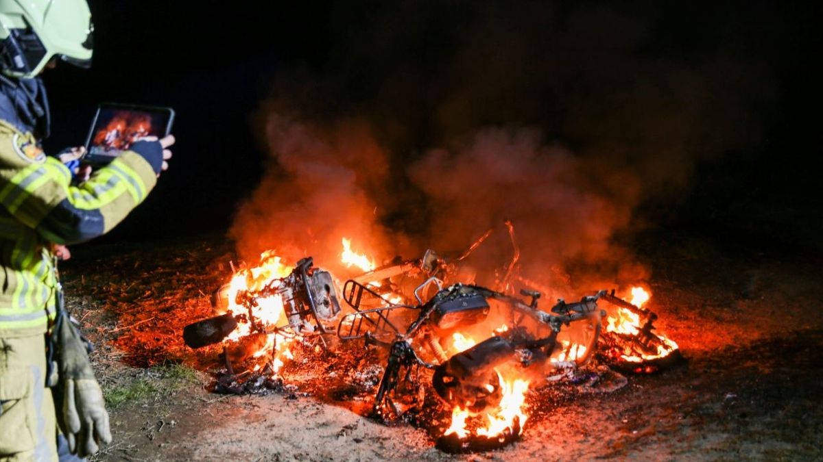 Twee scooters gaan in vlammen op in Losser