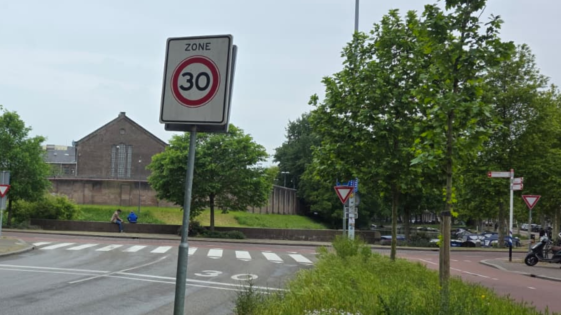 Alleen 30-bord werkt niet: bestuurders blijven te hard rijden