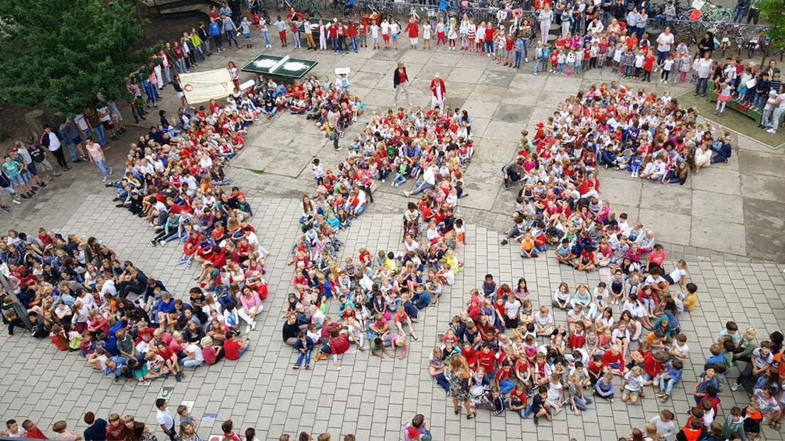 De leerlingen op wat er overblijft van hun schoolplein 