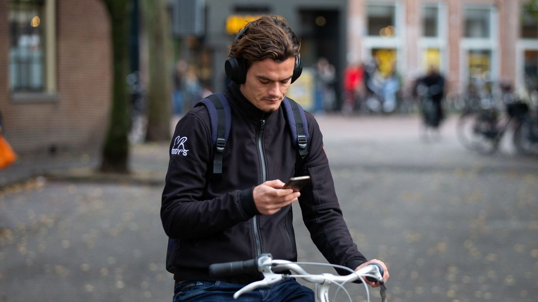 Appen op de fiets is verboden maar we kunnen het niet laten