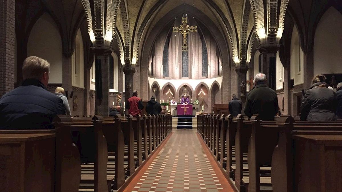 Handjevol parochianen doet boete voor sloop altaar in kerk in Saasveld
