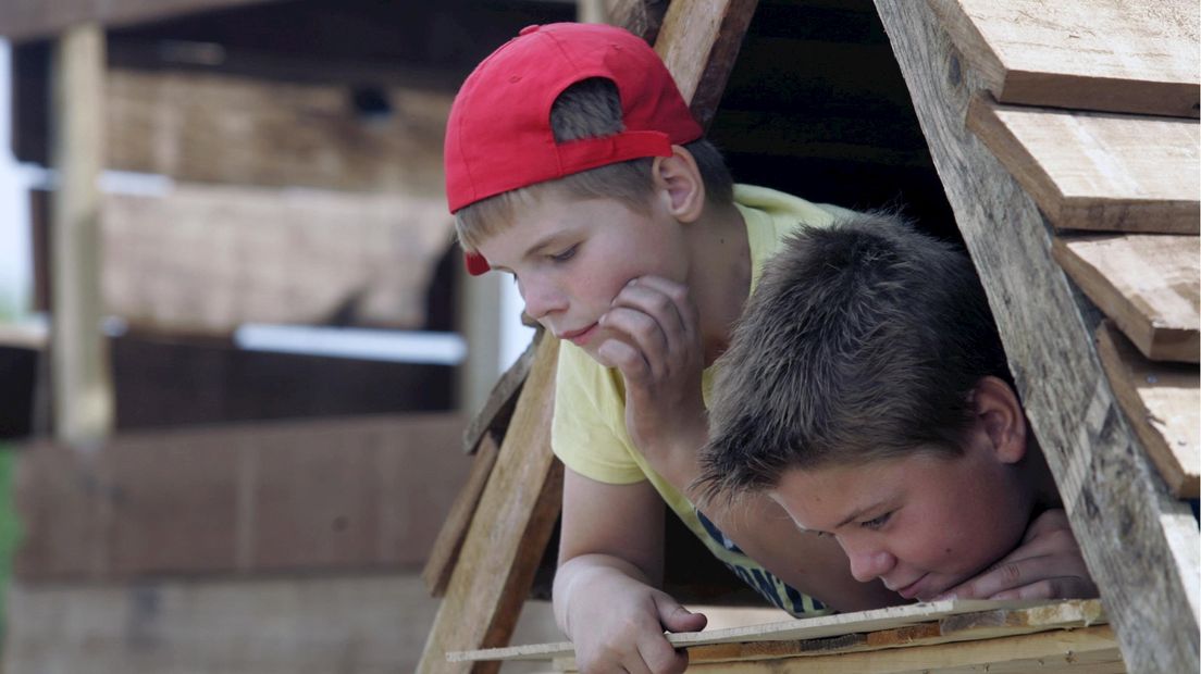 Kinderen bouwen huttendorp in Staphorst