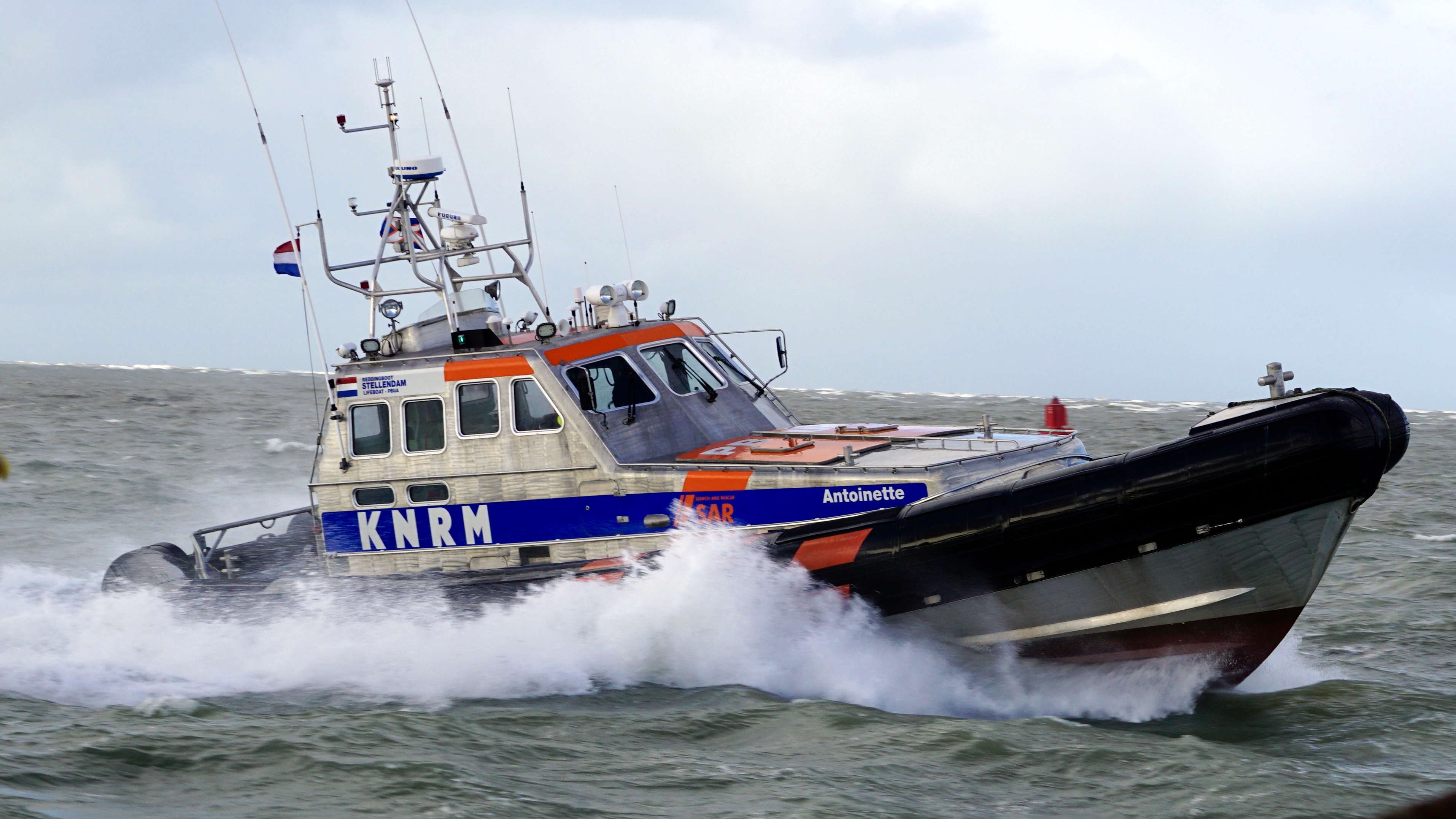 KNRM Hoek Van Holland Stopt Zoektocht Naar Vermiste Persoon In Noordzee ...