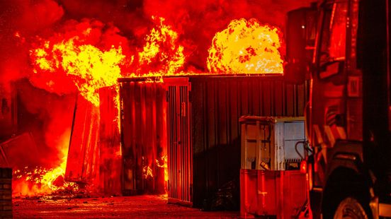 Grote containerbrand • auto botst tegen muur