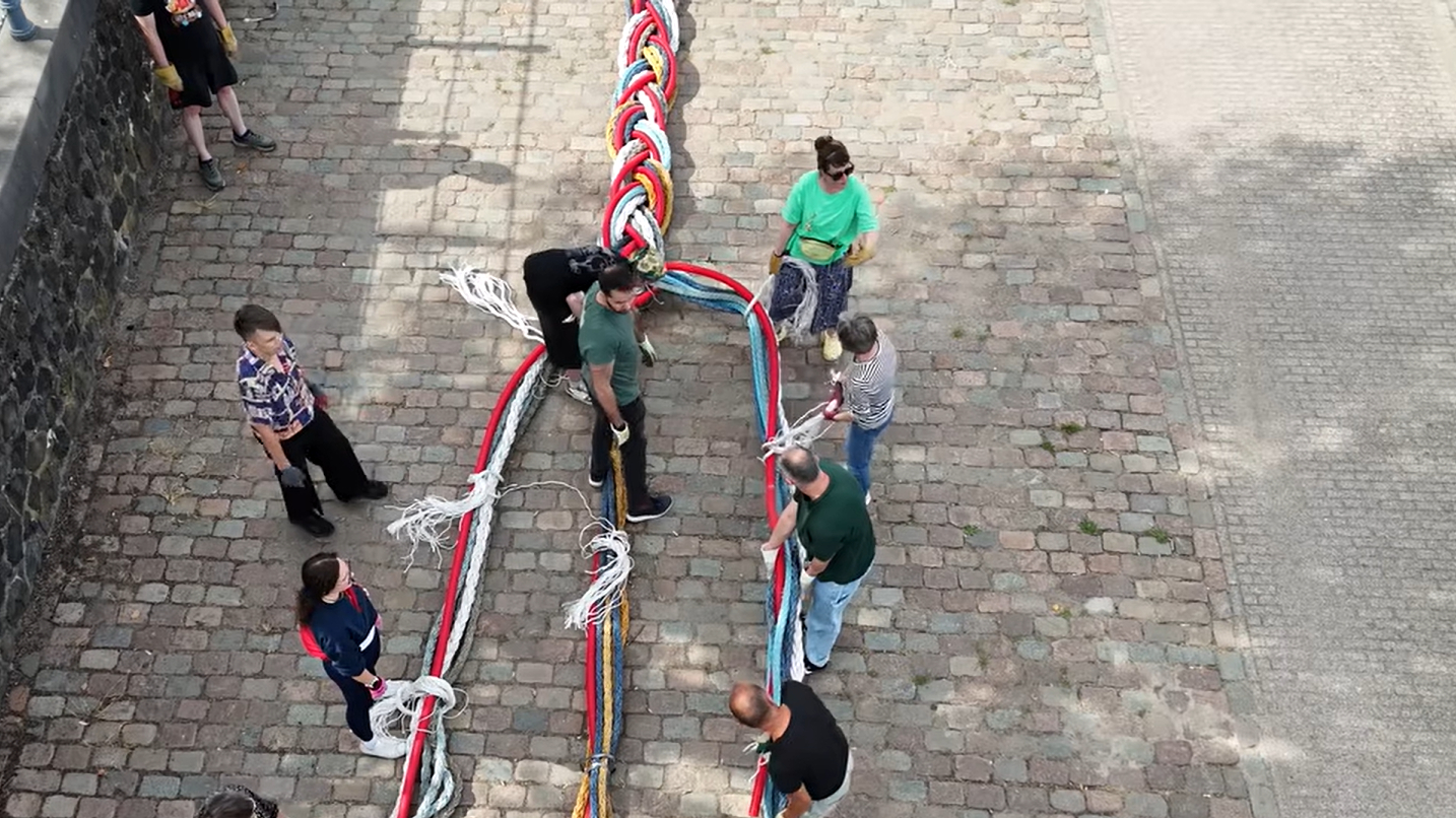 Veel mensen werken aan het kunstwerk mee