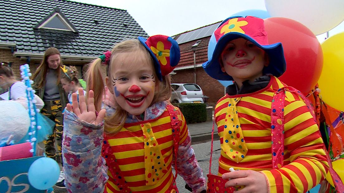 Max en Emma van basisschool de Schakel liepen als vrolijke clowns mee met de carnavalsoptocht door Vogelwaarde