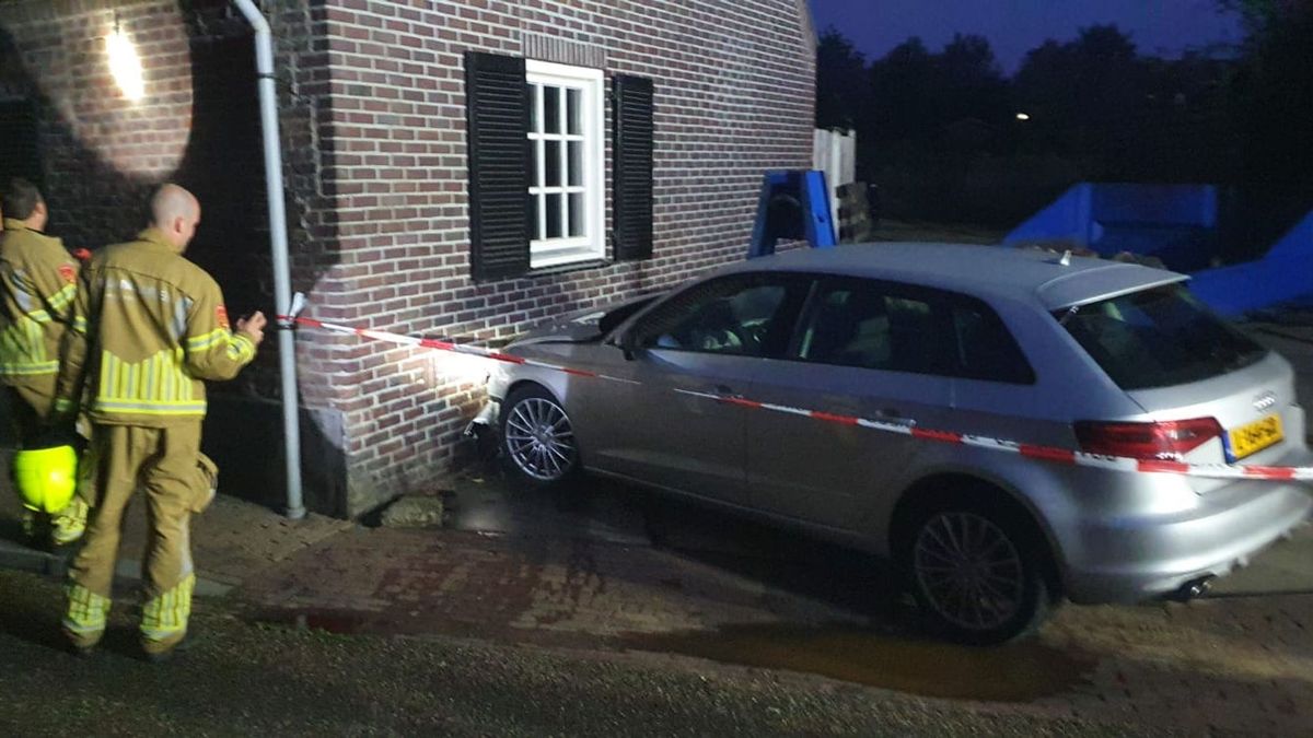 Auto crasht tegen huis bij achtervolging
